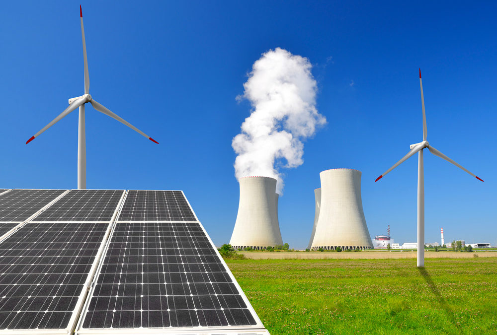 Plan France 2030 : relance de la construction de réacteurs nucléaires et développement des énergies renouvelables.